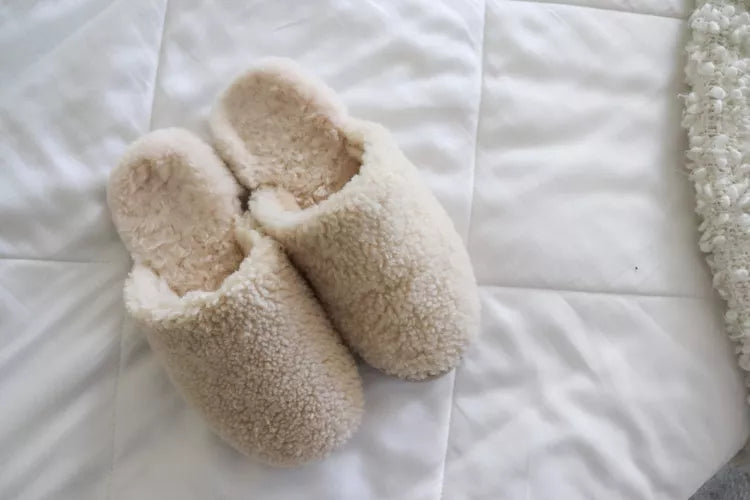 How to Maintain and Care for Indoor Slippers for Long-Lasting Comfort